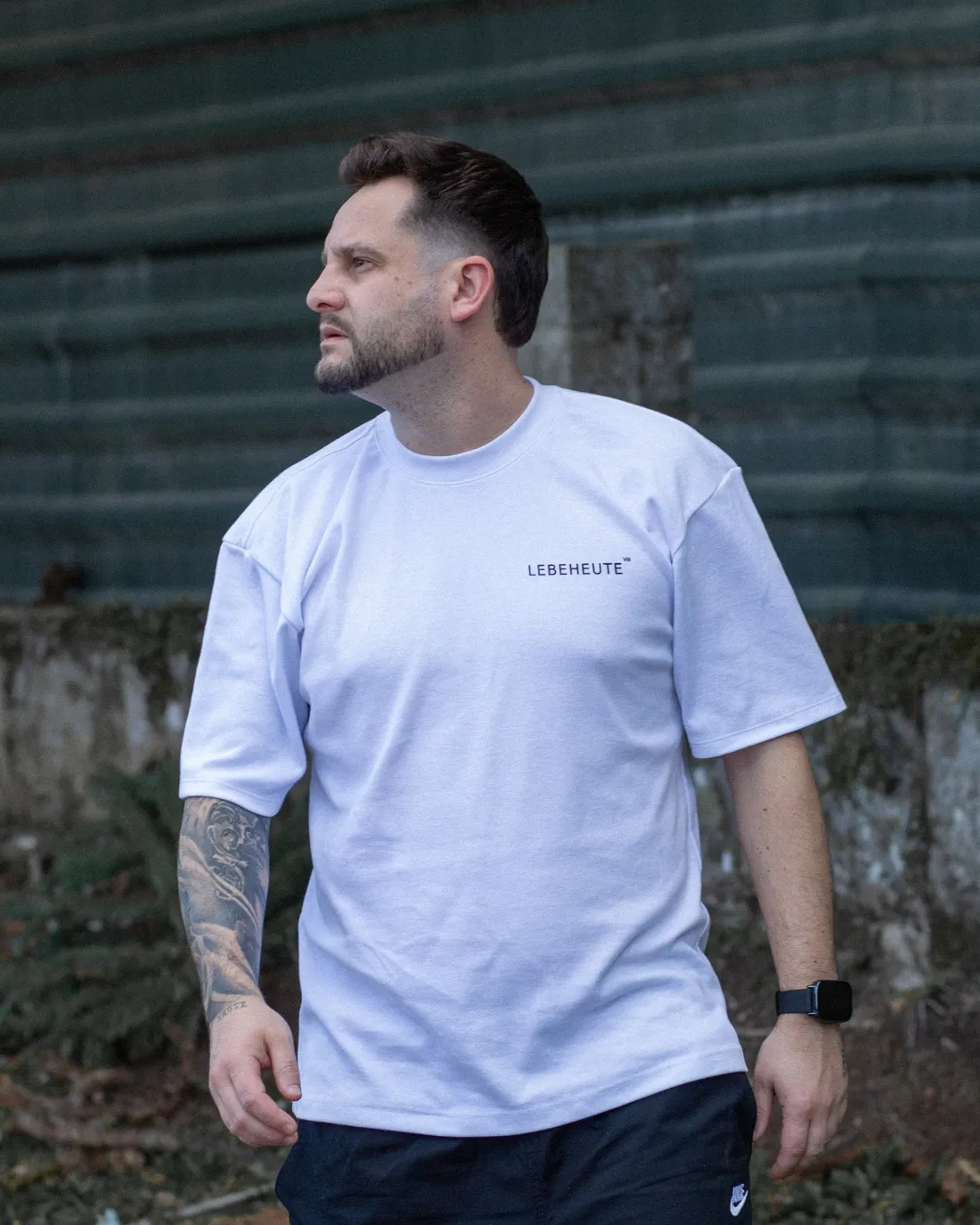 Camiseta branca, vista de frente