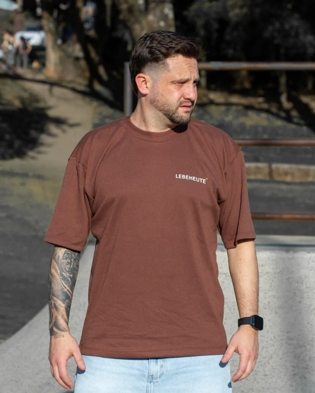 Camiseta marrom, vista de frente