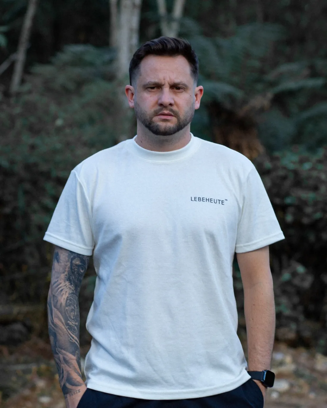 Ismael com a camiseta off-white, em meio à natureza