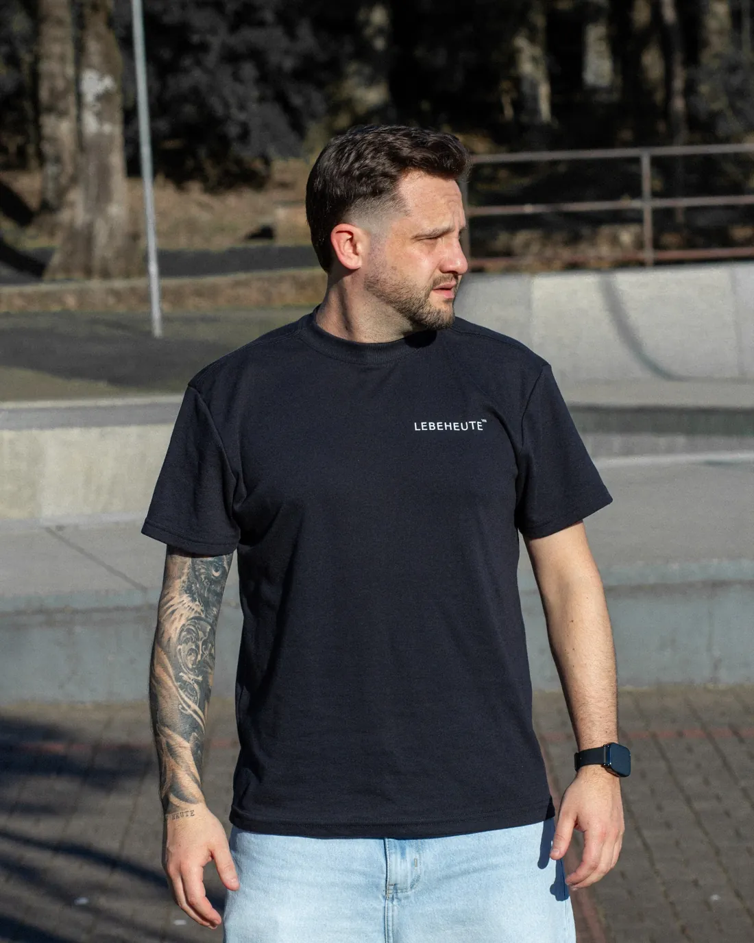 Camiseta preta, vista de frente